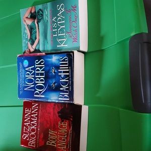 🎈Group Of 3 Books By Nora Roberts, Suzanne Brockman and Lisa Kleypas🎈